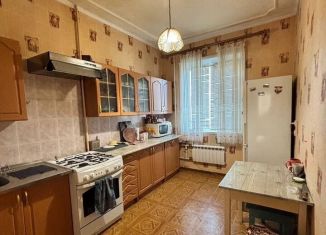 Продается трехкомнатная квартира, 69 м2, Астрахань, улица Валерии Барсовой, 13к2