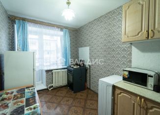 Продам 2-ком. квартиру, 54 м2, Карелия, Гирвасская улица, 13