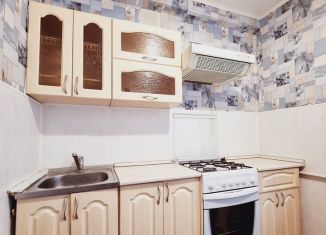 Сдается в аренду 5-комнатная квартира, 40 м2, Коми, улица Комарова, 12