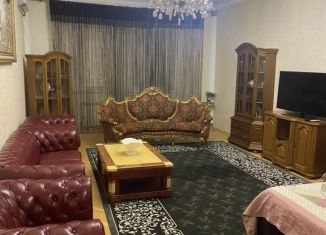 Сдается двухкомнатная квартира, 120 м2, Махачкала, проспект Насрутдинова, 55