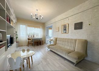 Продается 4-комнатная квартира, 65 м2, Великий Новгород, улица Зелинского, 4к1