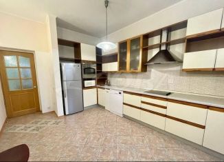 Сдаю трехкомнатную квартиру, 138 м2, Тюмень, Карская улица, 36/2, Центральный округ