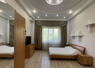 Аренда 2-ком. квартиры, 75 м2, Краснодарский край, улица Голенева, 9/24
