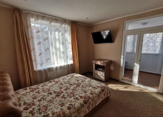 Сдам в аренду 2-ком. квартиру, 50 м2, Керчь, улица Карла Маркса, 5А