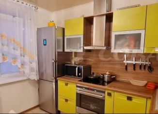 Сдам в аренду 3-комнатную квартиру, 65 м2, Тобольск, 8-й микрорайон, 37