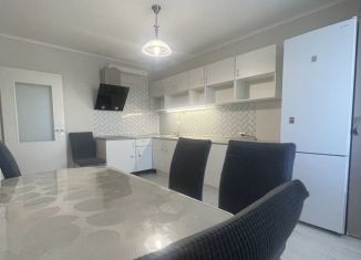 Сдается 2-ком. квартира, 80 м2, Кириши, улица Нефтехимиков, 43