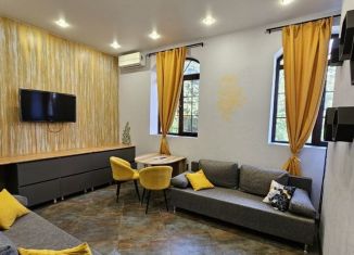 Сдается в аренду 2-ком. квартира, 50 м2, Сочи, улица Ленина, 54, микрорайон Черемушки