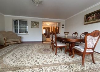 Продается четырехкомнатная квартира, 110 м2, Владикавказ, улица Генерала Дзусова, 25, 10-й микрорайон