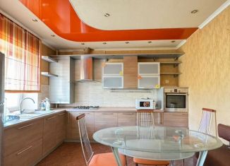 Трехкомнатная квартира на продажу, 90 м2, Армавир, улица Советской Армии, 222