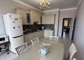 Продается 3-ком. квартира, 100 м2, Махачкала, улица Ахмата-Хаджи Кадырова, 122-126