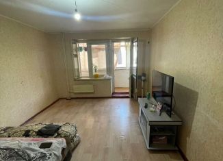 Продается 2-ком. квартира, 50 м2, Армавир, улица Советской Армии, 218