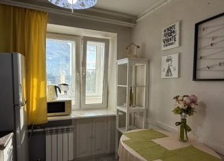 Сдам 2-ком. квартиру, 45 м2, Саратов, Соколовая улица, 44/62