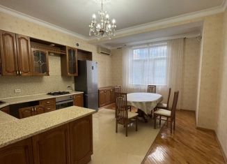 Сдается в аренду четырехкомнатная квартира, 120 м2, Махачкала, улица Ирчи Казака, 77Б