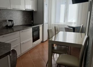 Сдам в аренду 3-ком. квартиру, 80 м2, Абакан, улица Крылова, 77А