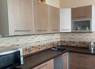 Продаю 2-ком. квартиру, 59 м2, Серов, улица Луначарского, 92