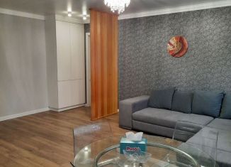 Сдаю 2-ком. квартиру, 60 м2, Армавир, улица Советской Армии, 214/2