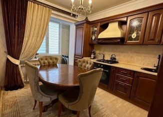 Продам 4-комнатную квартиру, 100 м2, Махачкала, улица Зои Космодемьянской, 1