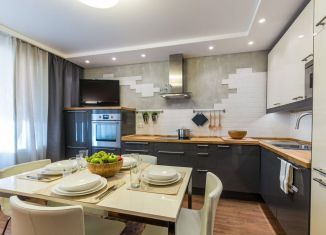 Продам 3-ком. квартиру, 90 м2, Тюмень, Алматинская улица, 12