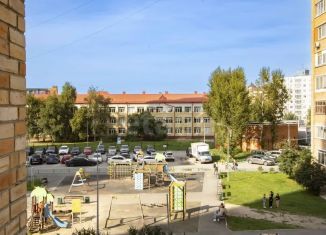 Продам 2-ком. квартиру, 82.2 м2, Тюмень, Калининский округ, Первомайская улица, 44к2