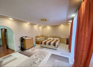 Продается 2-комнатная квартира, 82 м2, Челябинск, улица Братьев Кашириных, 99А