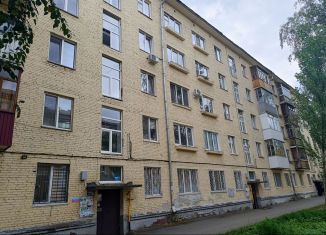 Продам 3-ком. квартиру, 56 м2, Уфа, улица 40 лет Октября, 4