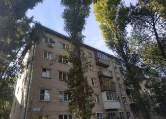 Продается трехкомнатная квартира, 45 м2, Тольятти, улица Горького, 44