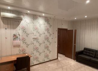 Сдается двухкомнатная квартира, 60 м2, Московская область, улица Комарова, 2к2