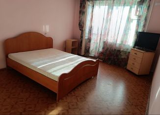 Сдаю в аренду 2-ком. квартиру, 60 м2, Тюмень, улица Моторостроителей, 2к2