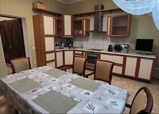 Трехкомнатная квартира в аренду, 90 м2, Казань, улица Нурсултана Назарбаева, 10