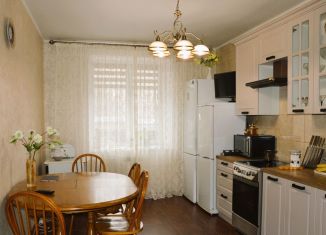 Продаю 3-ком. квартиру, 100 м2, Абакан, улица Маршала Жукова, 86Б