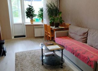 Сдается двухкомнатная квартира, 50 м2, Омск, улица Бетховена, 30