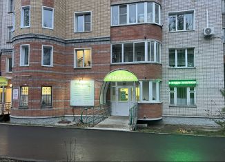 Сдается в аренду торговая площадь, 90.7 м2, Киров, улица Розы Люксембург, 77