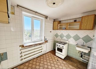 Продаю 3-ком. квартиру, 59 м2, Кумертау, Вокзальная улица, 31