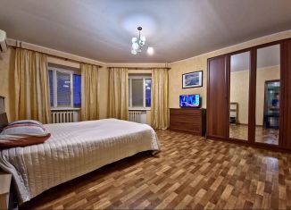 Аренда 3-комнатной квартиры, 90 м2, Волгоград, улица 50 лет Октября, 40